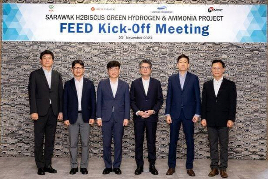 '말레이시아 사라왁 청정 수소 프로젝트' 기본설계(FEED) 킥오프미팅에 참석한 (왼쪽부터)박천홍 삼성엔지니어링 부사장, 장규진 롯데케미칼 상무, 김용학 롯데케미칼 본부장, 로버트 하딘 SEDC에너지 사장, 장진환 한국석유공사 팀장, 박찬구 삼성엔지니어링 프로젝트매니저가 기념 사진을 촬영하고 있다. <삼성엔지니어링 제공>